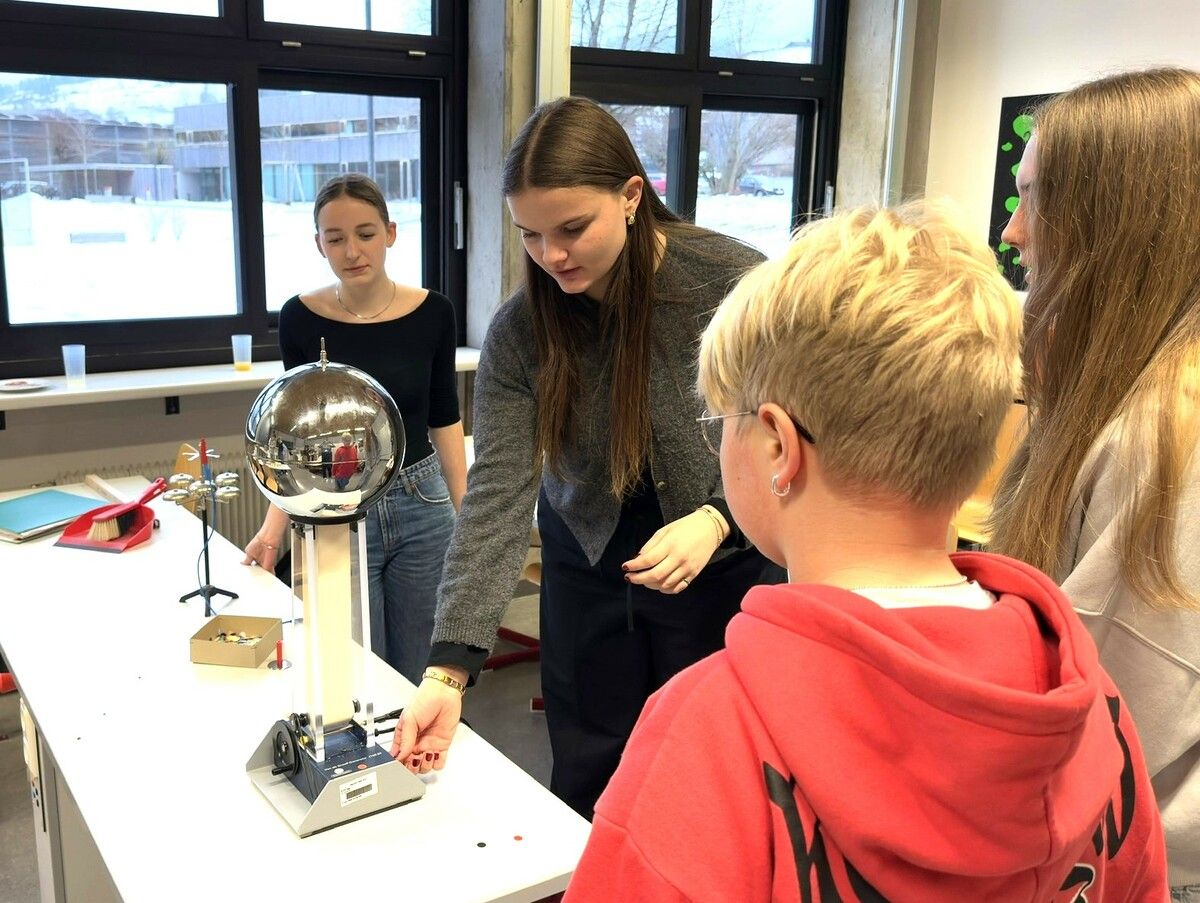 Schülerinnen und Schüler zeigten spannende Experimente. ⇒ME