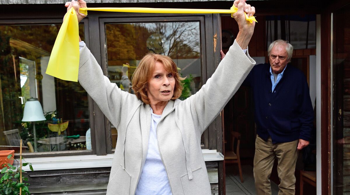 Senta Berger mit ihrem Filmpartner Günther Maria Halmer im Film „Weißt du noch?“.⇒ ARD Degeto/Relevant Filmproduktion/Jürgen Olczyk“