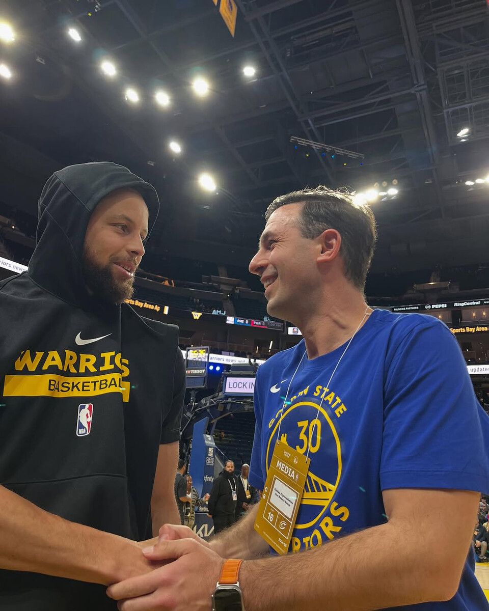 Shakehand zwischen Kostas Papavasileiou (r.) und Stephen Curry, dem Superstar der Golden State Warriors, im 18.000 Zuschauer fassenden Chase Center. ⇒Privat
