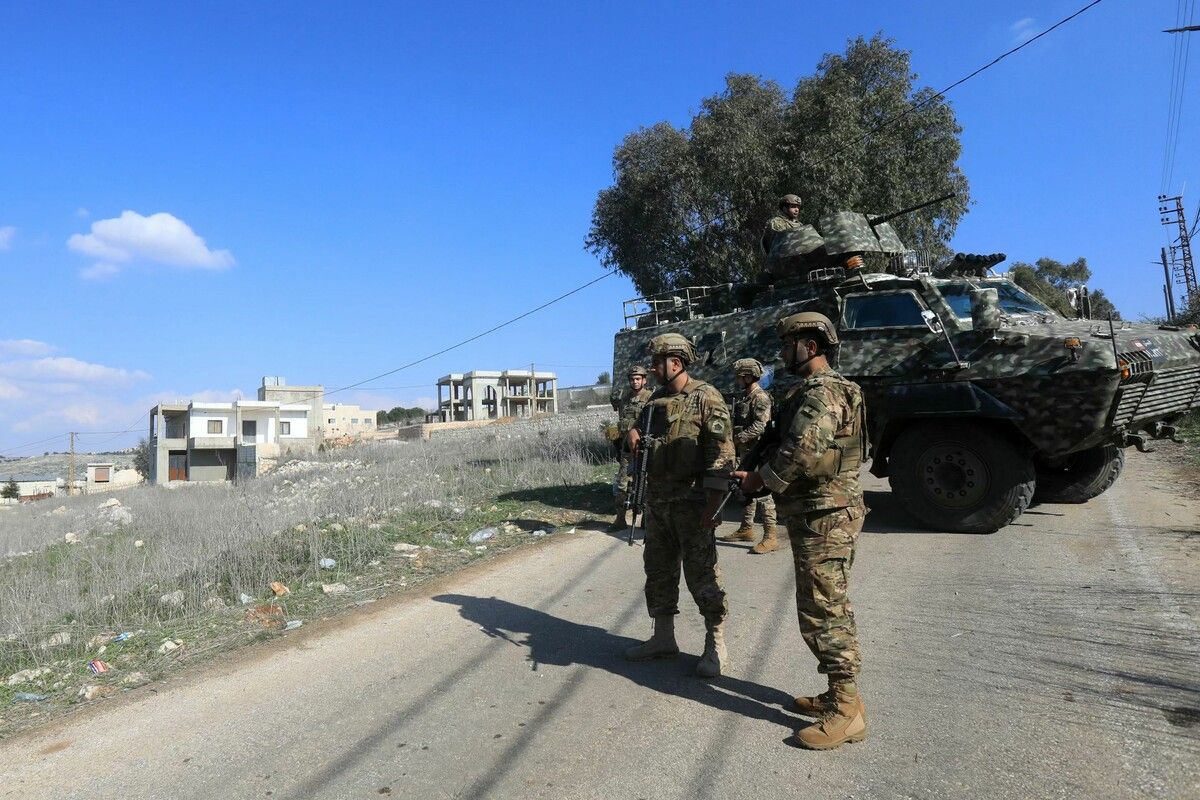 Soldaten der libanesischen Armee blockieren eine Straße. ⇒afp