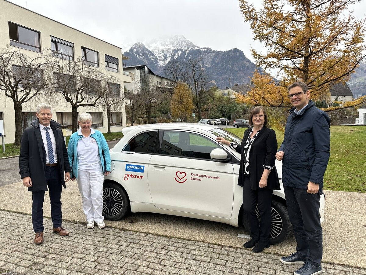 Sparkasse-Vorstandsdirektor Thomas Schreiber, Pflegedienstleiterin Petra Bachmann, KPV-Obfrau Gerhild Feuerstein und Roland Comploj, Getzner. ⇒Krankenpflegeverein Bludenz