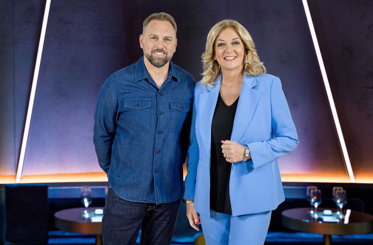Steven Gätjen ist der neue Partner von Bettina Tiejens in der „NDR Talk Show”.
              ⇒
              NDR/Thomas Kierok