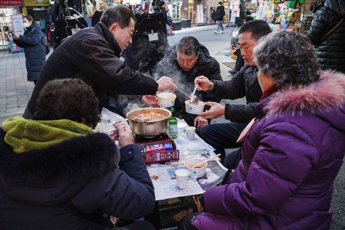 Streetfood, mal anders: Südkoreaner teilen sich einen heißen Eintopf, den sie während der Proteste in Seoul gemeinsam zubereitet haben. AFP