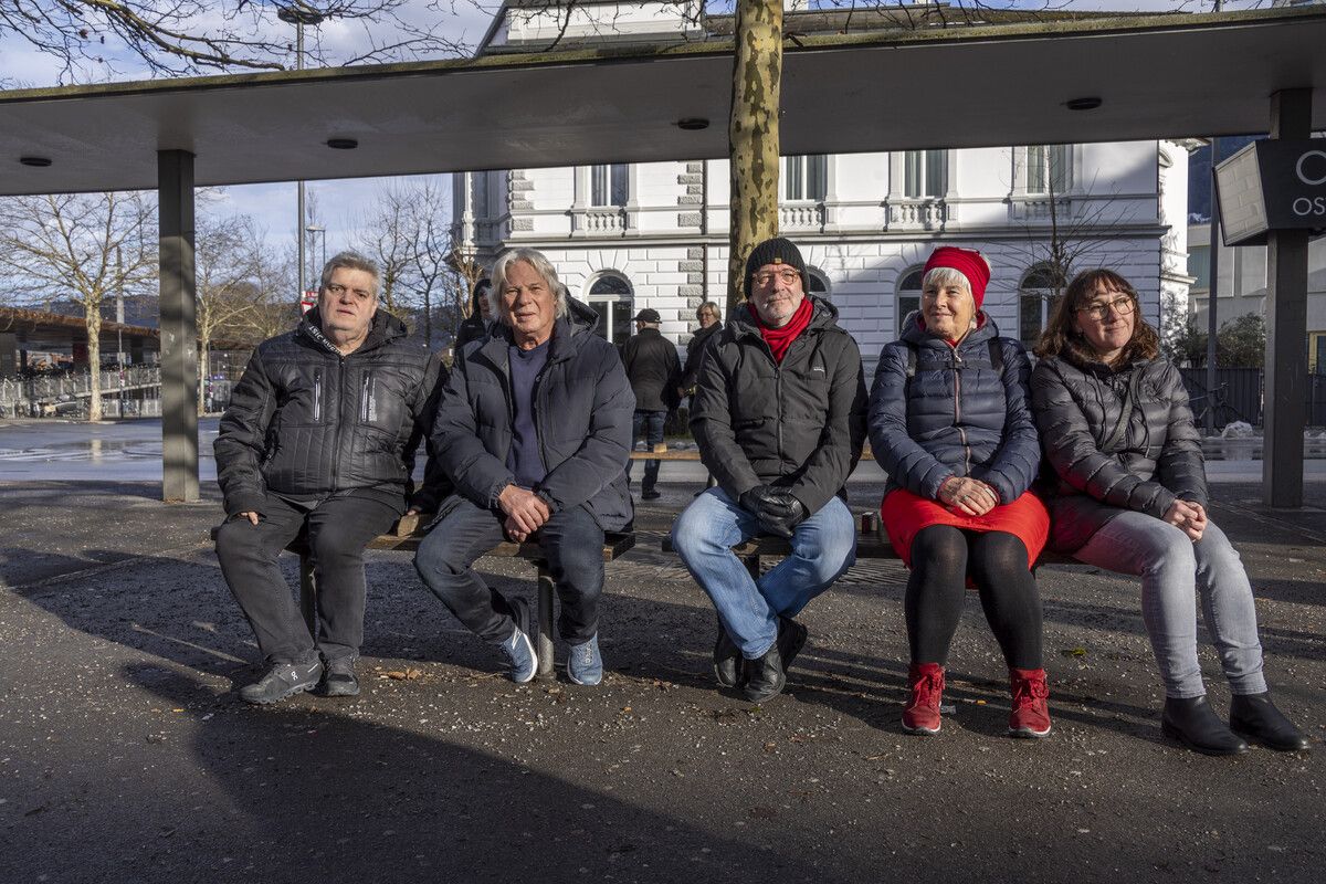 Stummer Protest am Dornbirner Busbahnhof: George Nussbaumer, Wolfgang Verocai, Robert Schneider, Jutta Soraperra, Nicole Nussbaumer (v.l.). ⇒vn/paulitsch