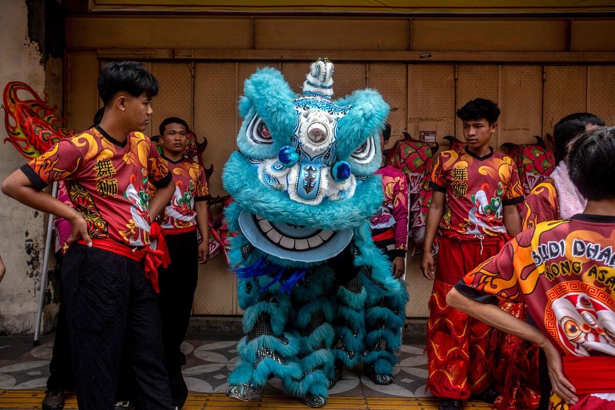 TOPSHOT - Participants wait to perform on the streets during the Grebeg Sudiro festival, part of the Chinese New Year celebrations, in Solo, Central Java, on January 26, 2025. (Photo by DEVI RAHMAN / AFP)