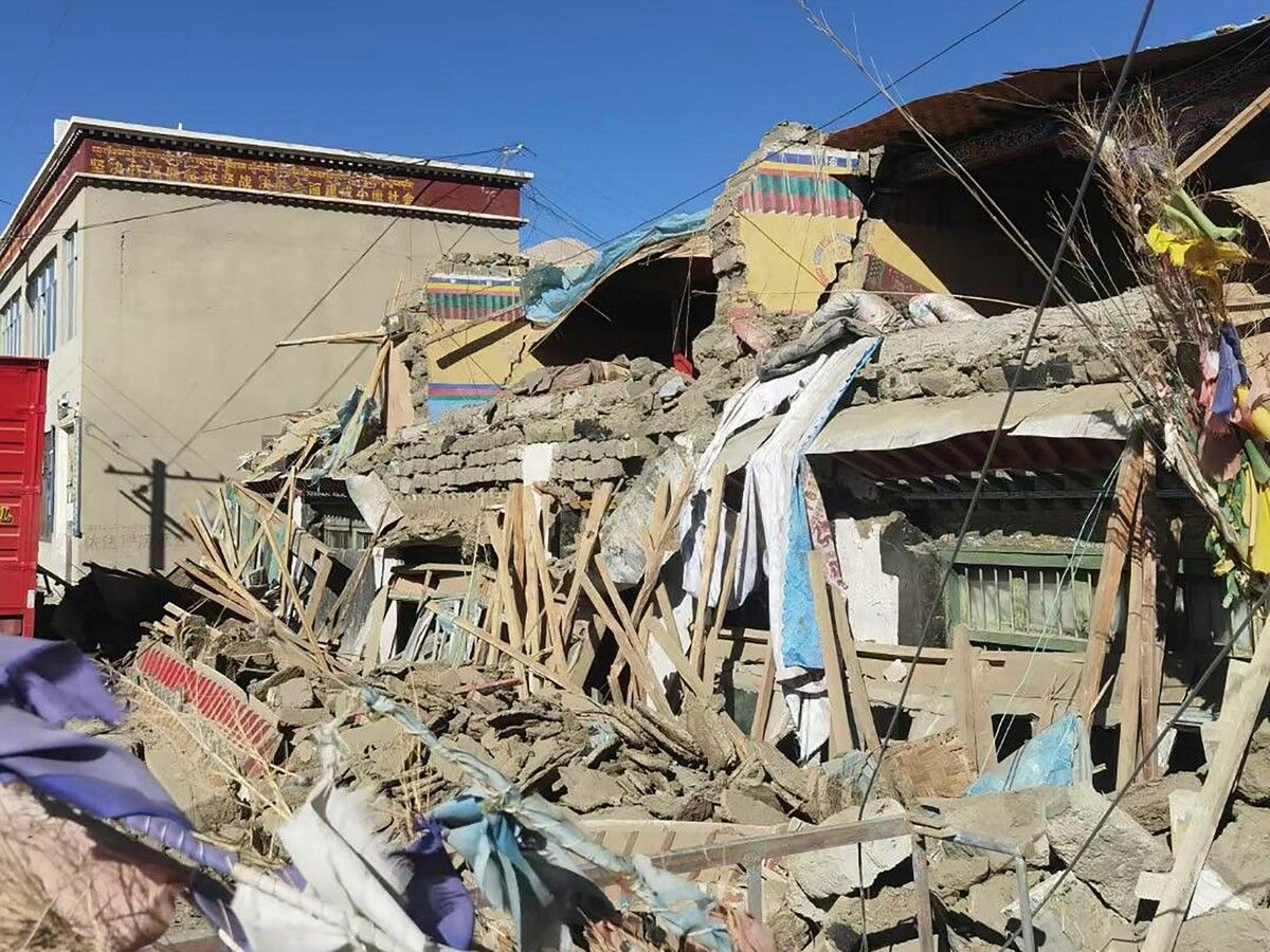 Tote, Verletzte und Zerstörung - das verheerende Erdbeben in der abgelegenen Region Tibet in China ließ mehr als 1000 Häuser einstürzen. ⇒afp