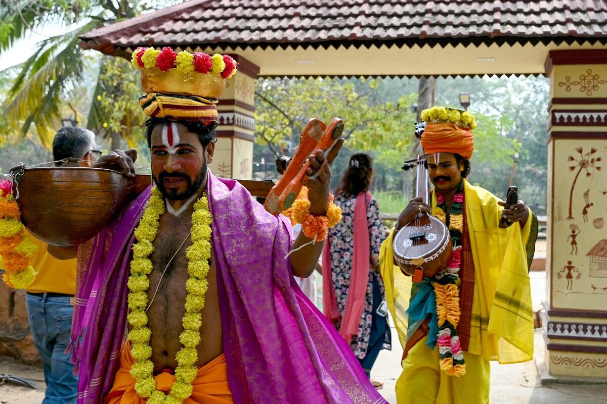 Traditionell gekleidete Künstler im Dorf Shilparamam in Hyderabad im Vorfeld des hinduistischen Erntedankfestes Makar Sankranti. AFP/Seelam