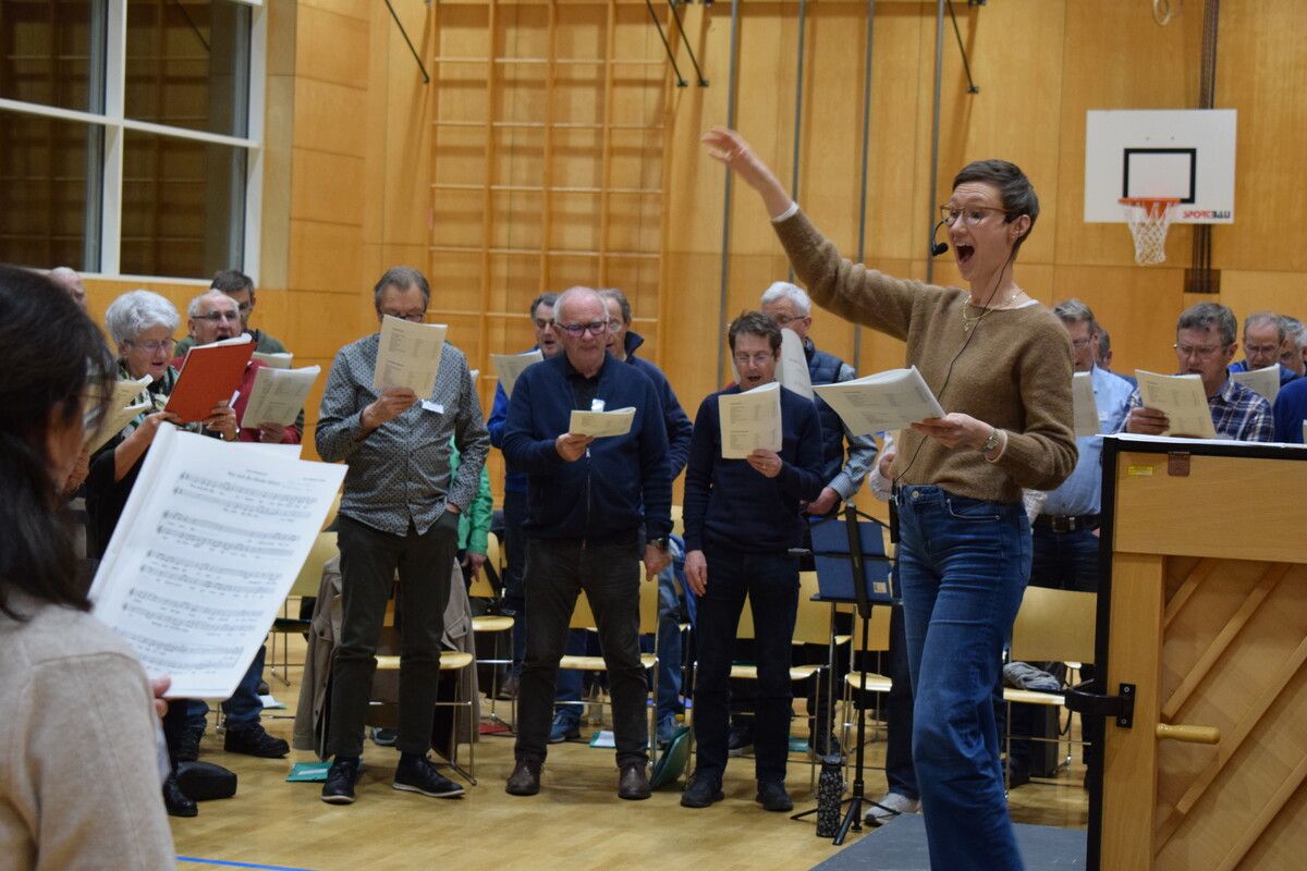 Unter der Leitung von Alexandra Schmid erarbeiteten die Sängerinnen und Sänger neue Chorliteratur.⇒Erwin Moosbrugger