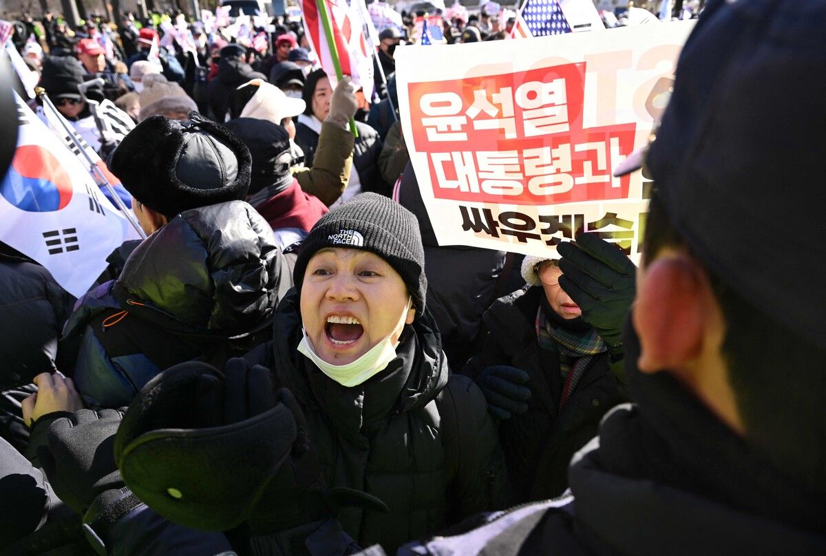 Unterstützer setzen sich in Gwacheon für den Staatschef ein. ⇒AFP