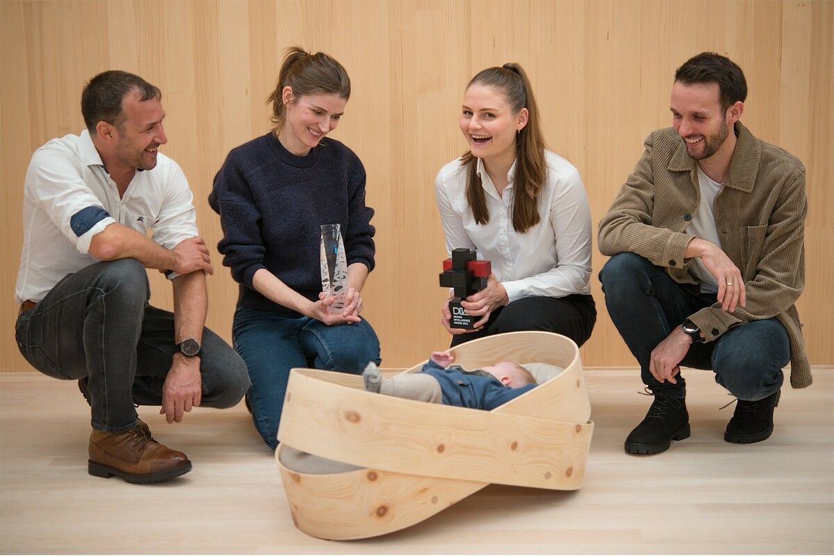 V. l.: Initiator Jodok Felder, Johanna Oberneder („Designreserve“), Anna Maria Mohr (Polsterei Mohr), Michael Geser (Tischlerei Geser) mit der Baby-Wiege. ⇒FA