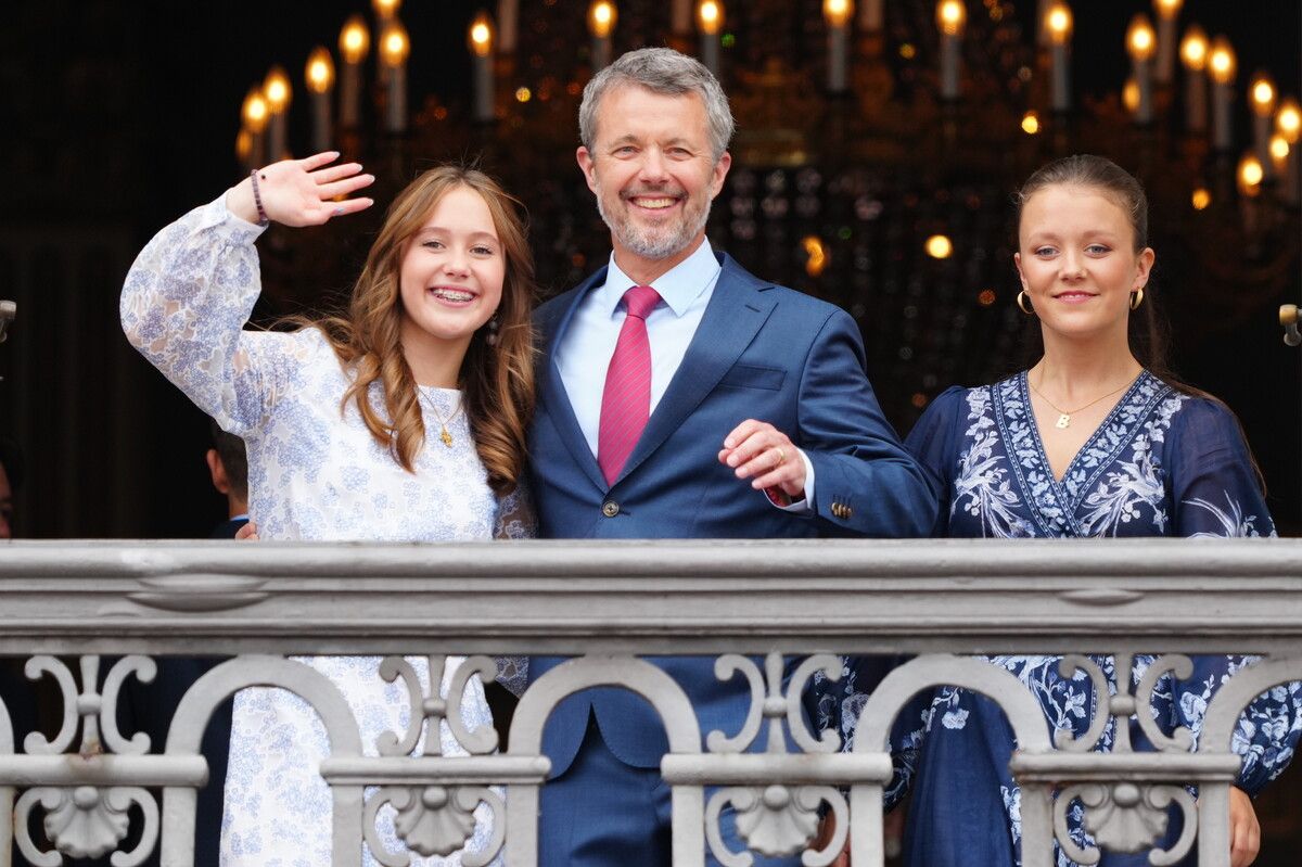 V. l.: Prinzessin Josephine mit ihrem Vater König Frederik X. und ihrer Schwester Prinzessin Isabella. ⇒AP