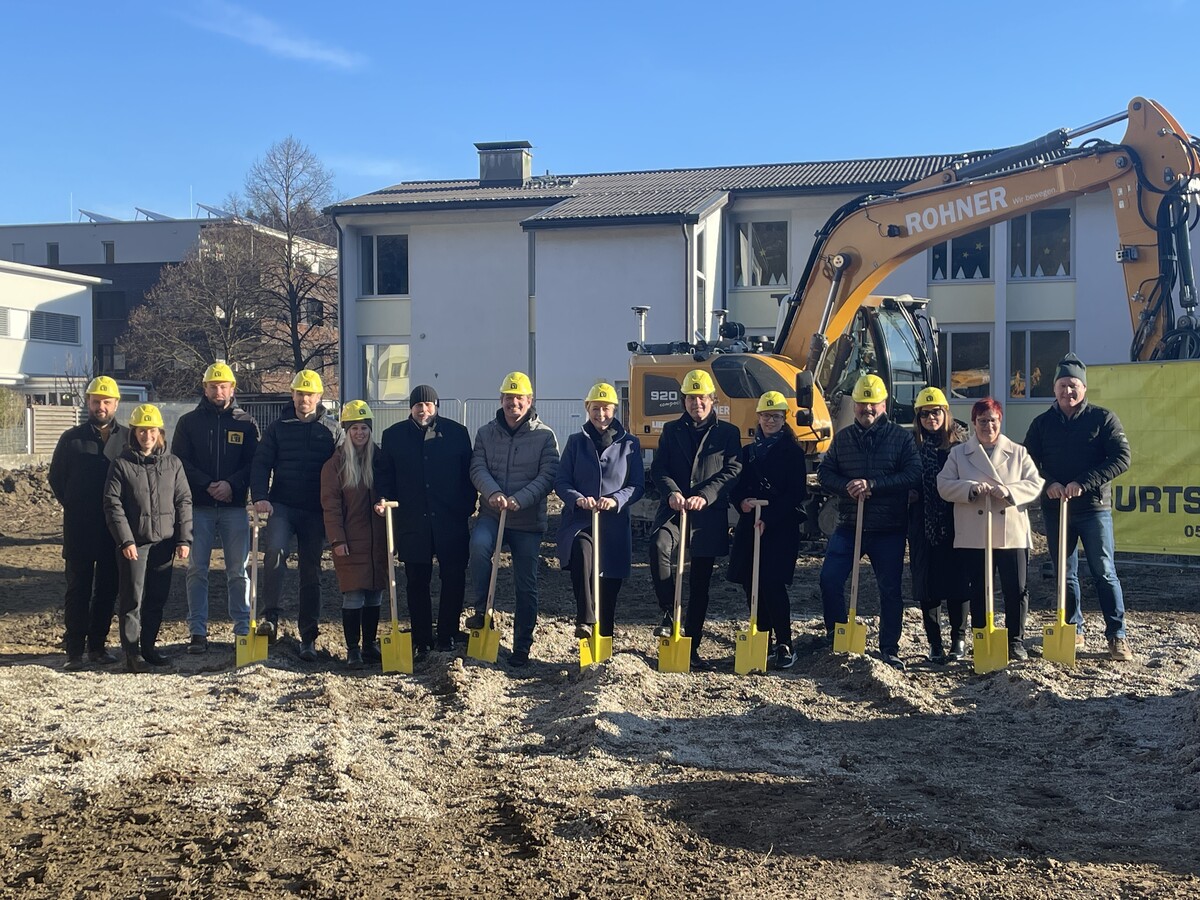 Vertreter der Stadt, der Schule und der Bauunternehmen beim Spatenstich.⇒VN/HARTMANN (3)
