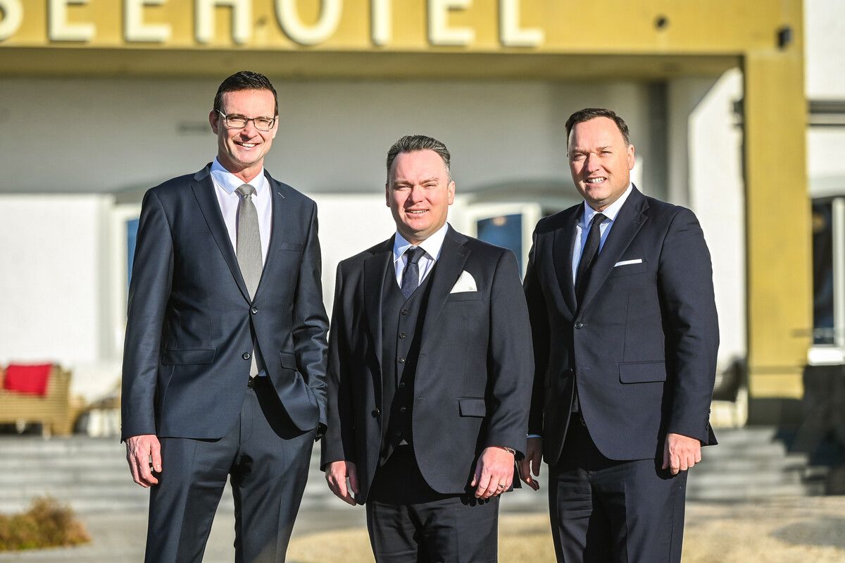 V.l.: Ehemaliger Direktor Christian Kaindl, neuer Direktor Michael Kreipp und Eigentümervertreter Björn Volz. ⇒FA/Mittelberger