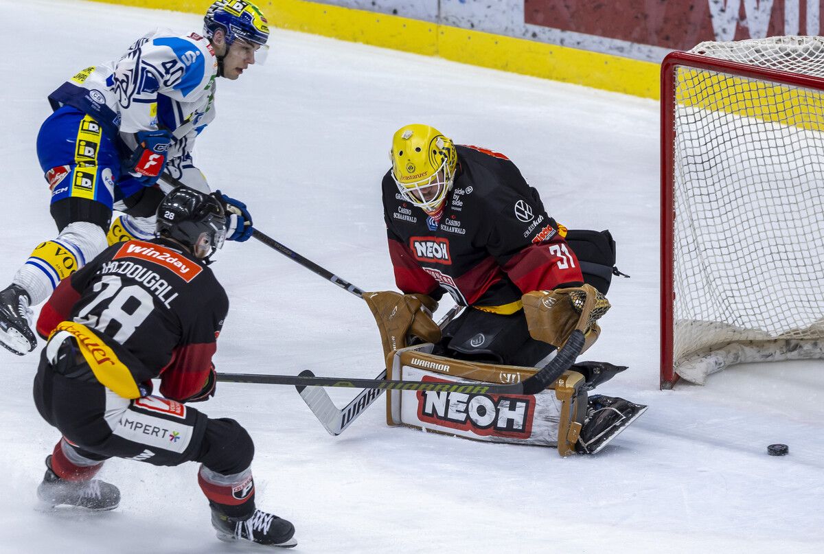 Vorarlberg-Export Elias Wallenta aus Hohenems düpiert Pioneers-Goalie David Madlener zur 1:0-Führung in der elften Spielminute des Villacher SV.⇒Paulitsch