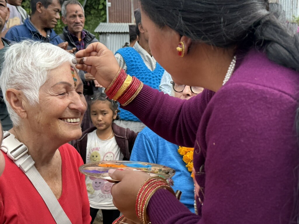 Während einer traditionellen Zeremonie in Nepal erhielt Imelda ein farbenfrohes Tilaka-Segenszeichen auf die Stirn gemalt.⇒Bartl