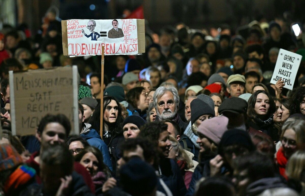 Währenddessen fand eine Demonstration gegen Rechts vor dem Bundeskanzleramt statt. ⇒⇒APA