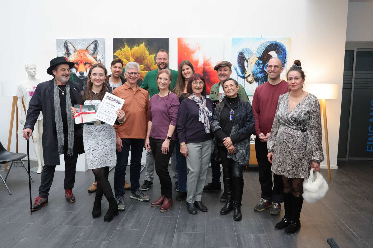 Walter Schnetzer, „Young.ART Award“-Gewinnerin Florentina Ender, Manuel Regensburger, Stefan Kresser, Max Dane, Sylvia Wols, Carina Kastenhuber, Ilse Ender, Mayra, Andrea Ender, Robert Oetting und Elena Bühler. ⇒AME