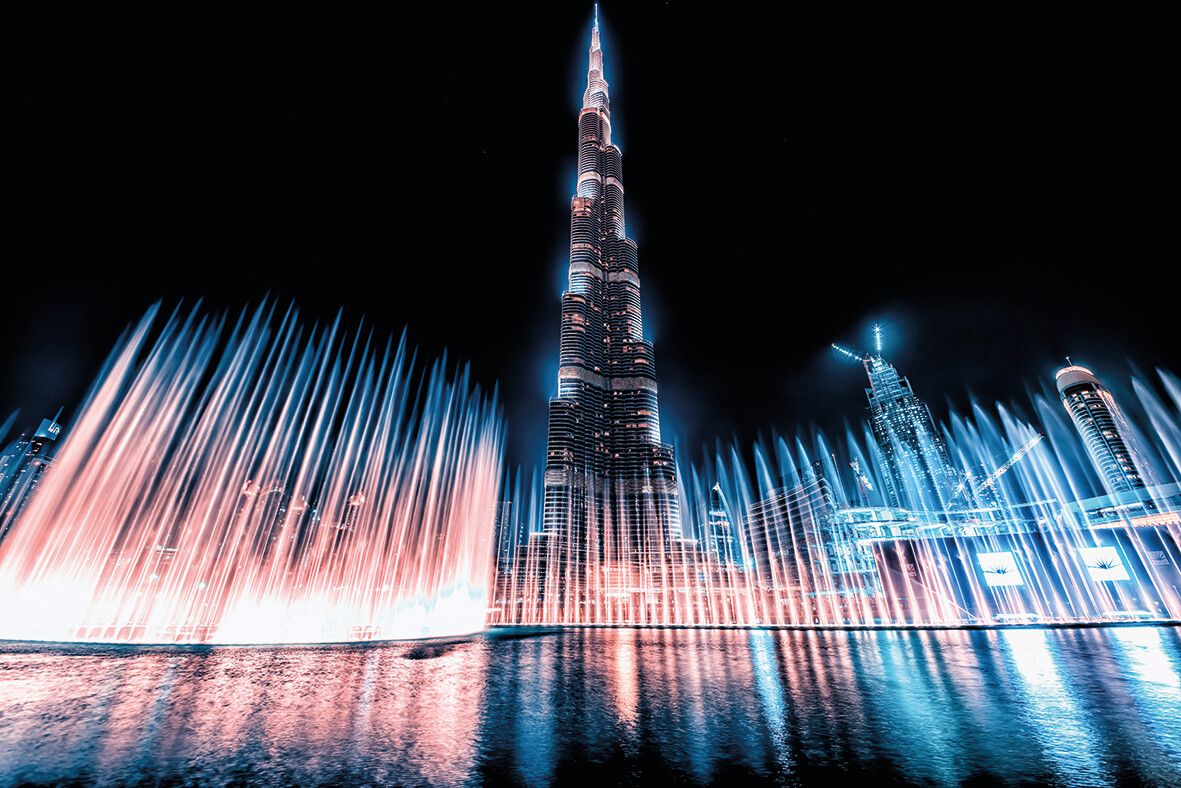 Wasserspiele der Dubai Fountain vor der Kulisse des Burj Khalifa.⇒Shutterstock