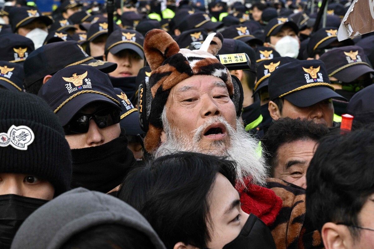 Zehntausende Unterstützer Yoons versammelten sich vor dem Gericht in Seoul.⇒afp