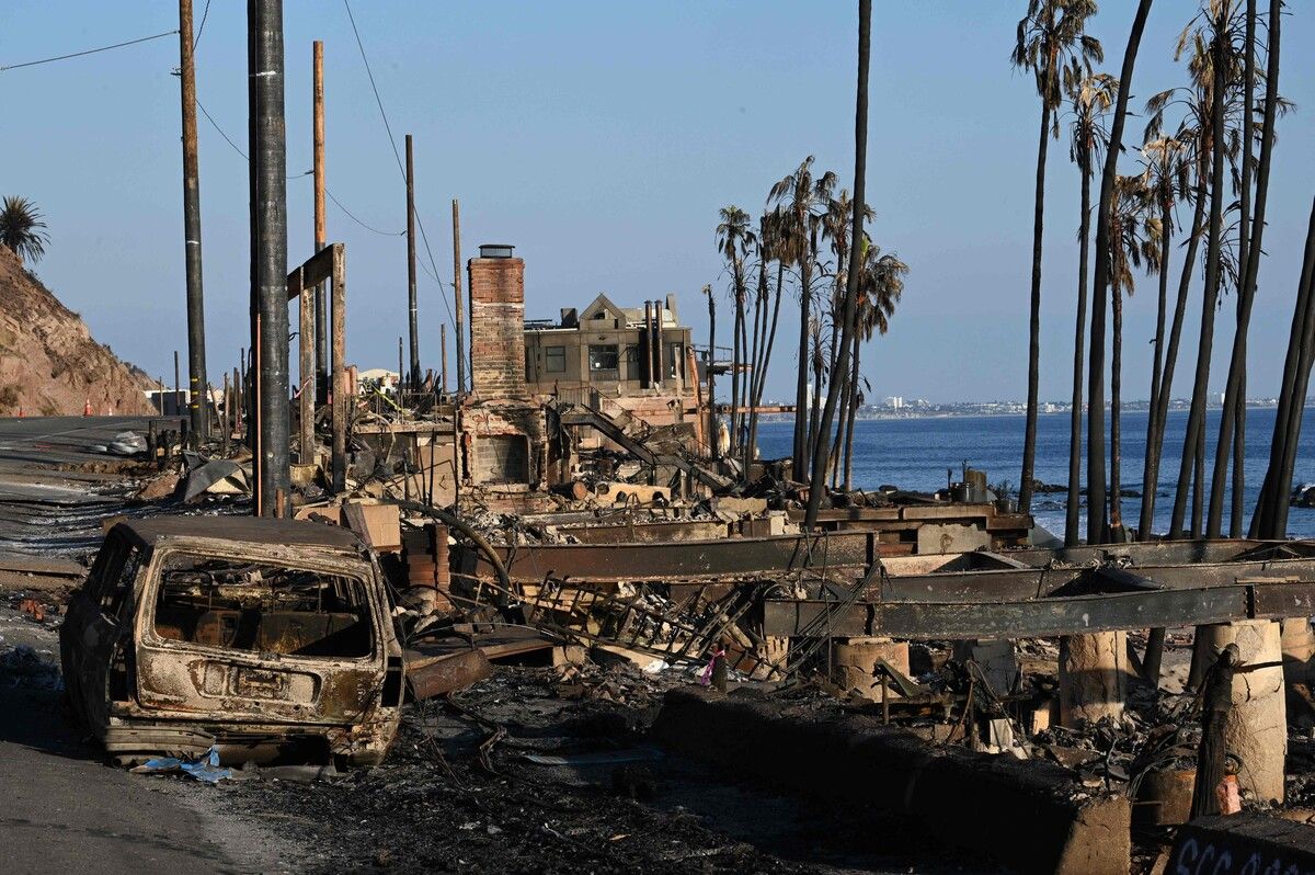 Zerstörte Häuser in Malibu: Andernorts brennen die Feuer weiter.⇒AFP