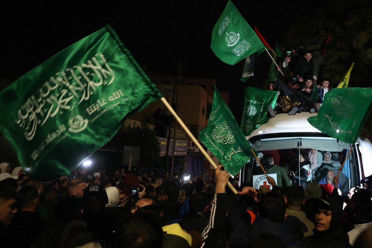 Zu sehen war bei der Rückkehr der Häftlinge in den Gazastreifen auch die Fahne der Qassam-Brigaden der palästinensischenTerrororganisation Hamas.⇒AFP