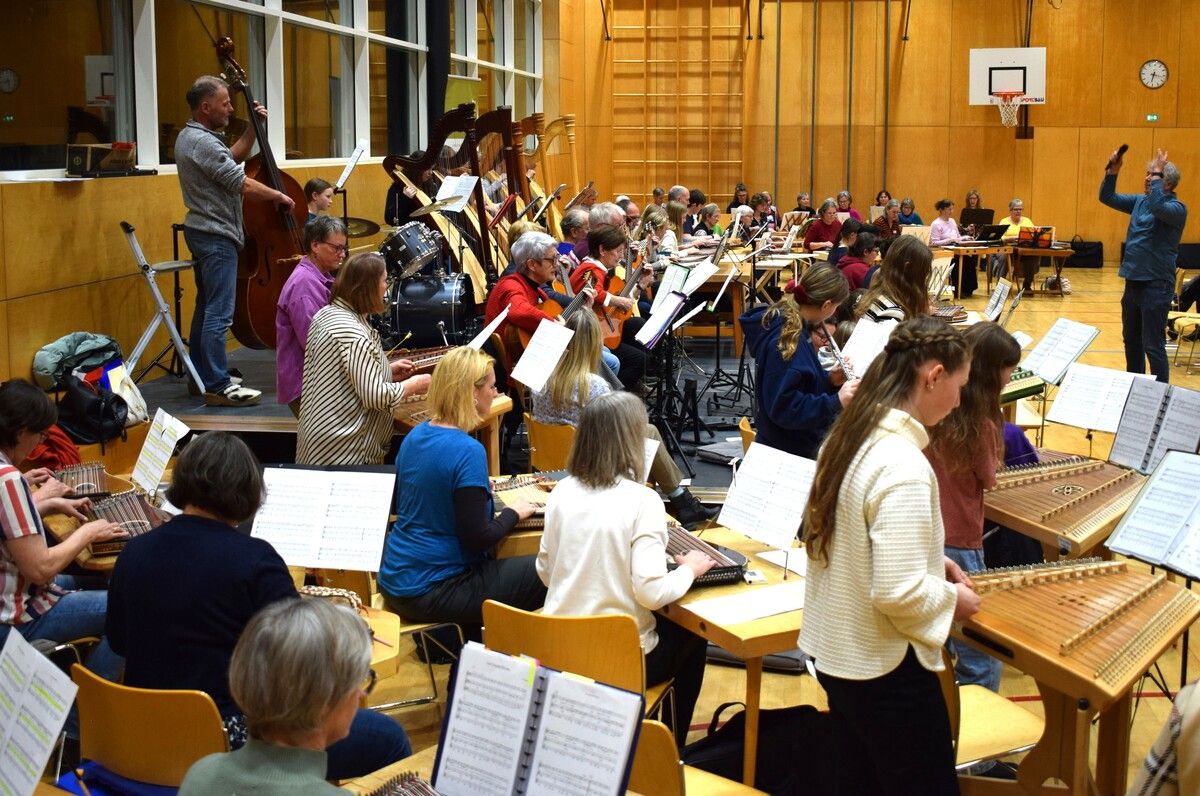 Zum Finale vereinigten sich alle 80 Mitwirkenden zu einem großen Orchester.⇒Erwin Moosbrugger
