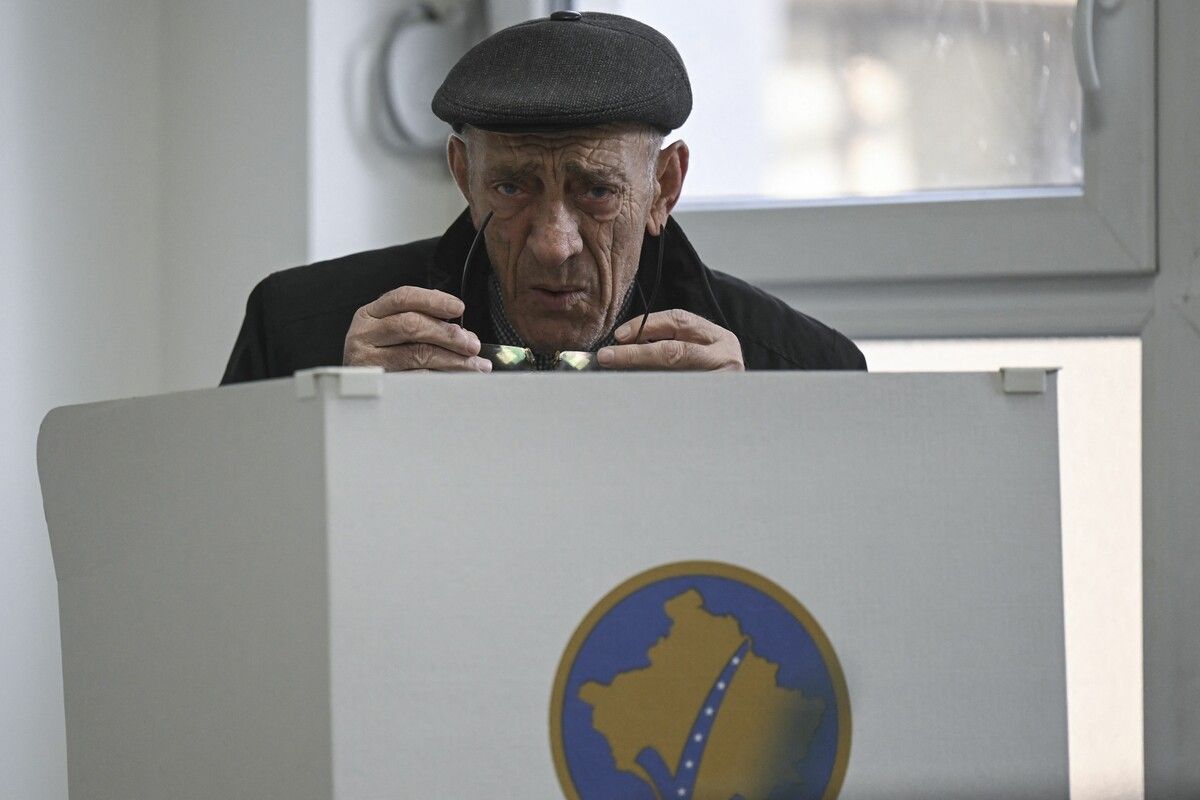 1,9 Millionen Bürger des Kosovos waren am Sonntag zu Parlamentswahlen auf­gerufen. Premier Albin Kurti verpasst laut Prognosen die absolute Mehrheit. AFP