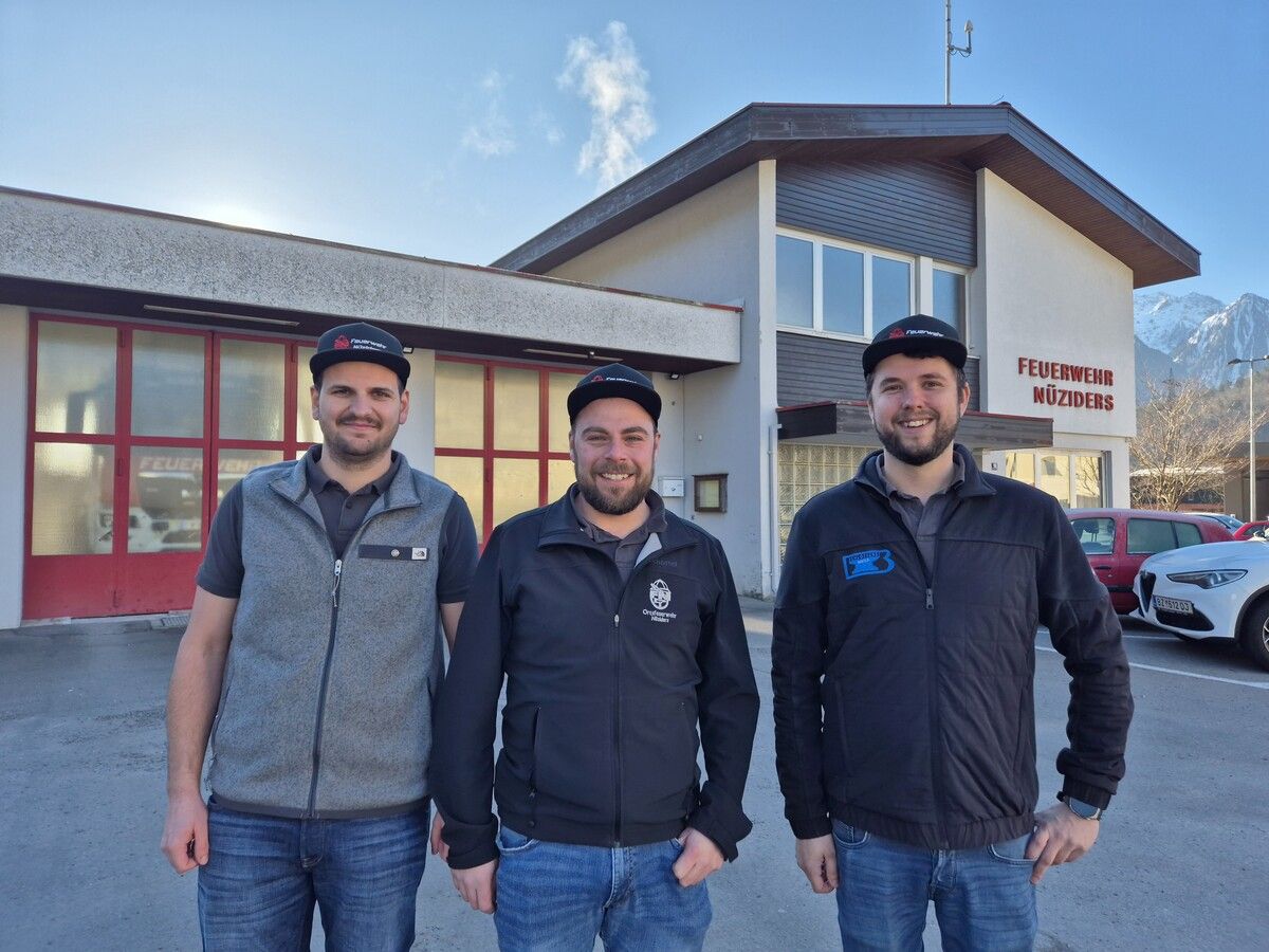 Aaron Walser, Florian Moosbrugger und Patrick Zimmermann (v. l.) freuen sich auf ein neues Feuerwehrhaus. ⇒VN/JUN