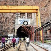 Retter kämpfen nach Einsturz von Tunnel in Indien um Überlebende