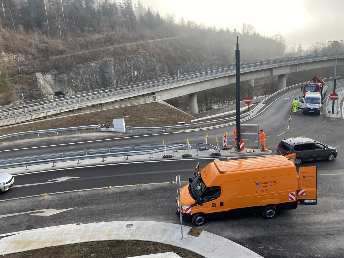 Am Montag waren die Aufräumarbeiten im vollen Gange. Im Erdreich erahnt man noch die Fahrspur des Pkw. ⇒VN/RAuch