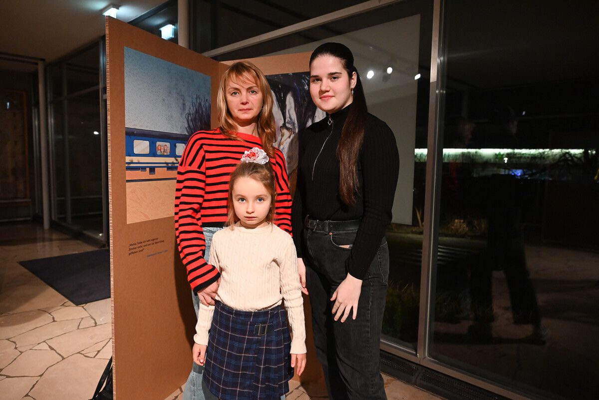 Am Montagabend eröffnete die Ausstellung „Krieg durch die Kinder der Stimmen” im Lustenauer Rathaus.