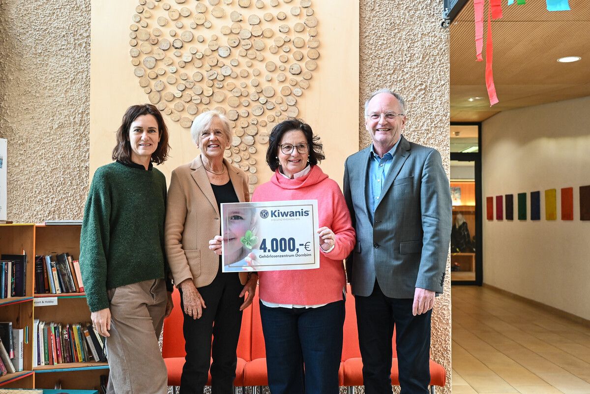 Andrea Jonach (Schulleiterin LZH), Christine Grass und Beatrix Wiedemann (Kiwanis Club Bregenz Rheintal Iris) und LZH-Direktor Johannes Mathis mit der großzügigen Spende.⇒BVS