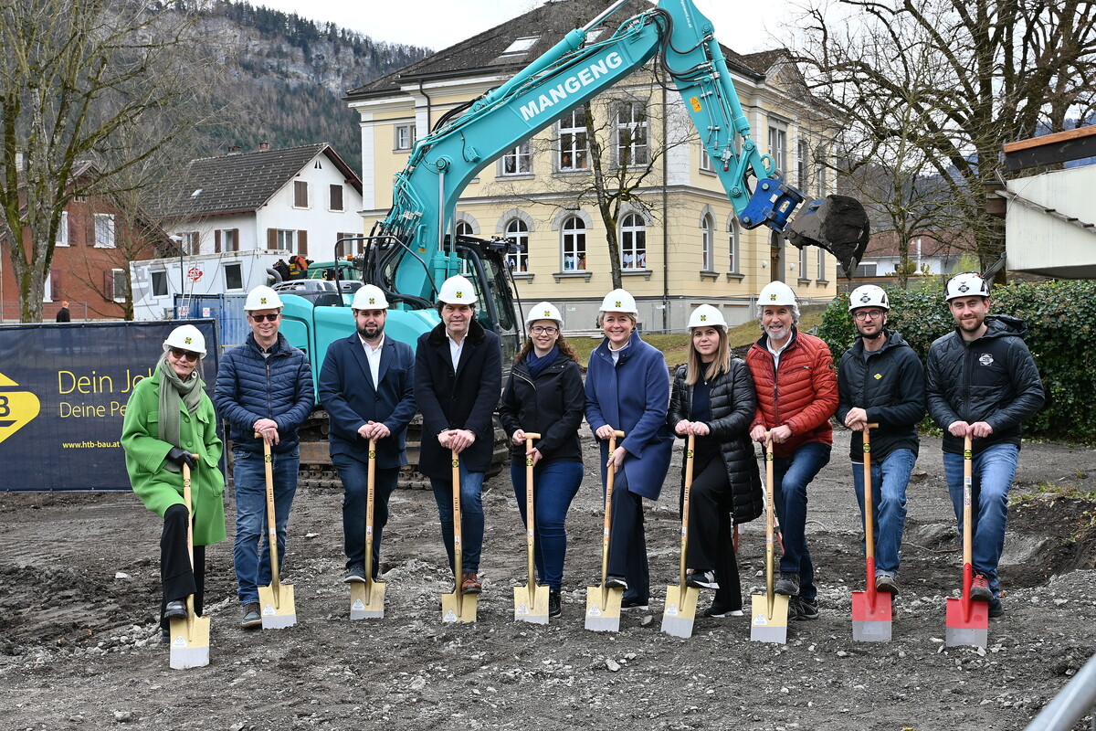 Architektin Marion Rainer, Ortsvorsteher von Altenstadt und Levis Johannes Schelling (3.v.l.), Bürgermeister Manfred Rädler, Bildungstadträtin Natalie Koch, Stadträtin für Hoch- und Tiefbau Andrea Kerbleder, Leiterin der Abteilung Kinder, Schule und Sport Sandra Miller-Marte und der Leiter der Abteilung Hochbau Jürgen Hafner mit Mitarbeitern der Firma HTB.⇒stadt Feldkirch (3)