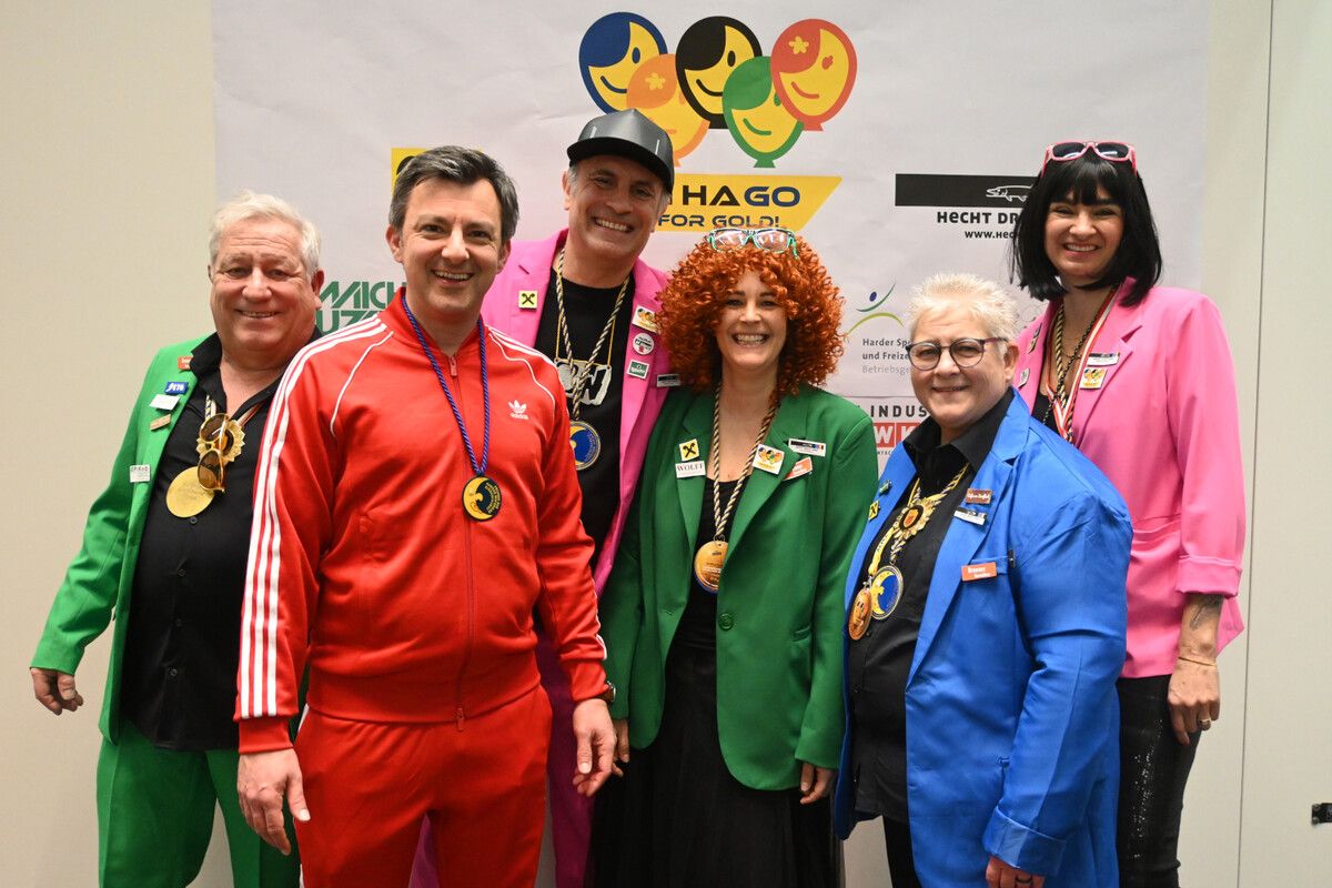 Auch Bürgermeister Martin Staudinger genoss den Ball. Im Bild mit Mufängar-Obfrau Irmi Heinzle, Kreativteamleiter Norman Hecht und Mitgliedern des Elferrates.