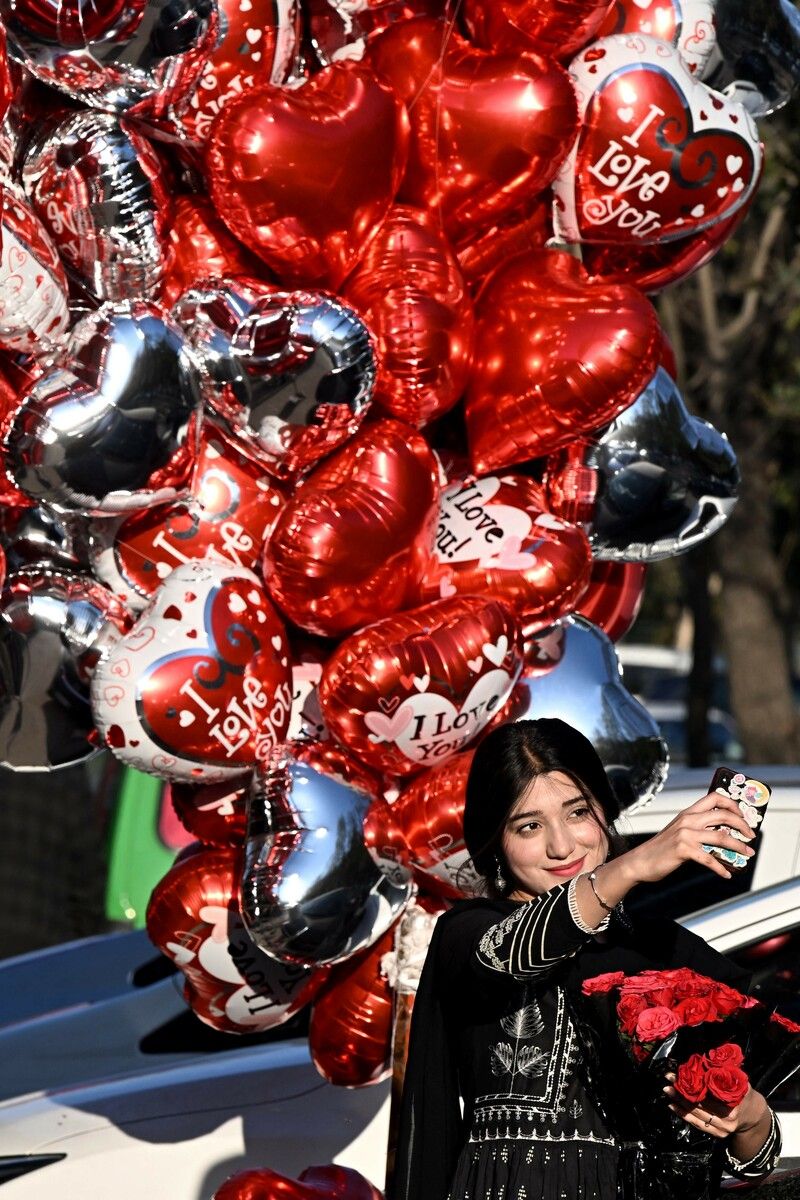 Auch in Islamabad, Pakistan, liegt am Valentinstag Liebe in der Luft. Dabei lehnen islamische Extremisten den Tag als „westlich“ ab. afp
