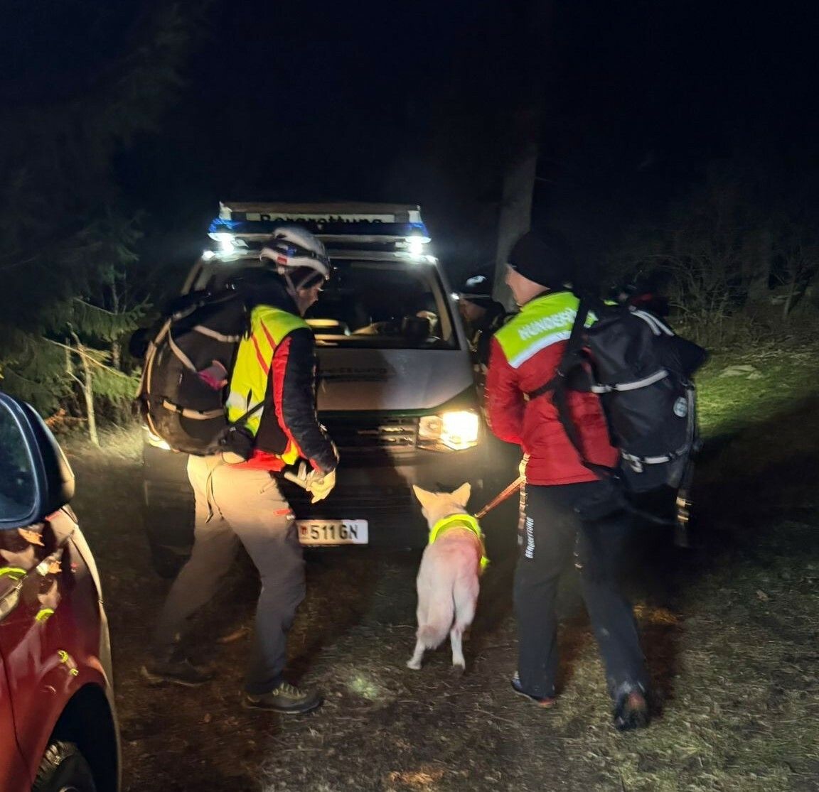 Auch Spürhunde sind bei der Suche im Einsatz. ⇒Feuerwehr nofels