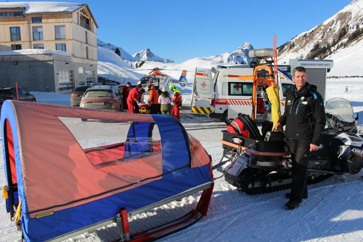 Aus Recherchen über die Pistenrettung im Skigebiet Warth-Schröcken wurde schlagartig Ernst: Ein Notfall trat ein. ⇒STP (3)