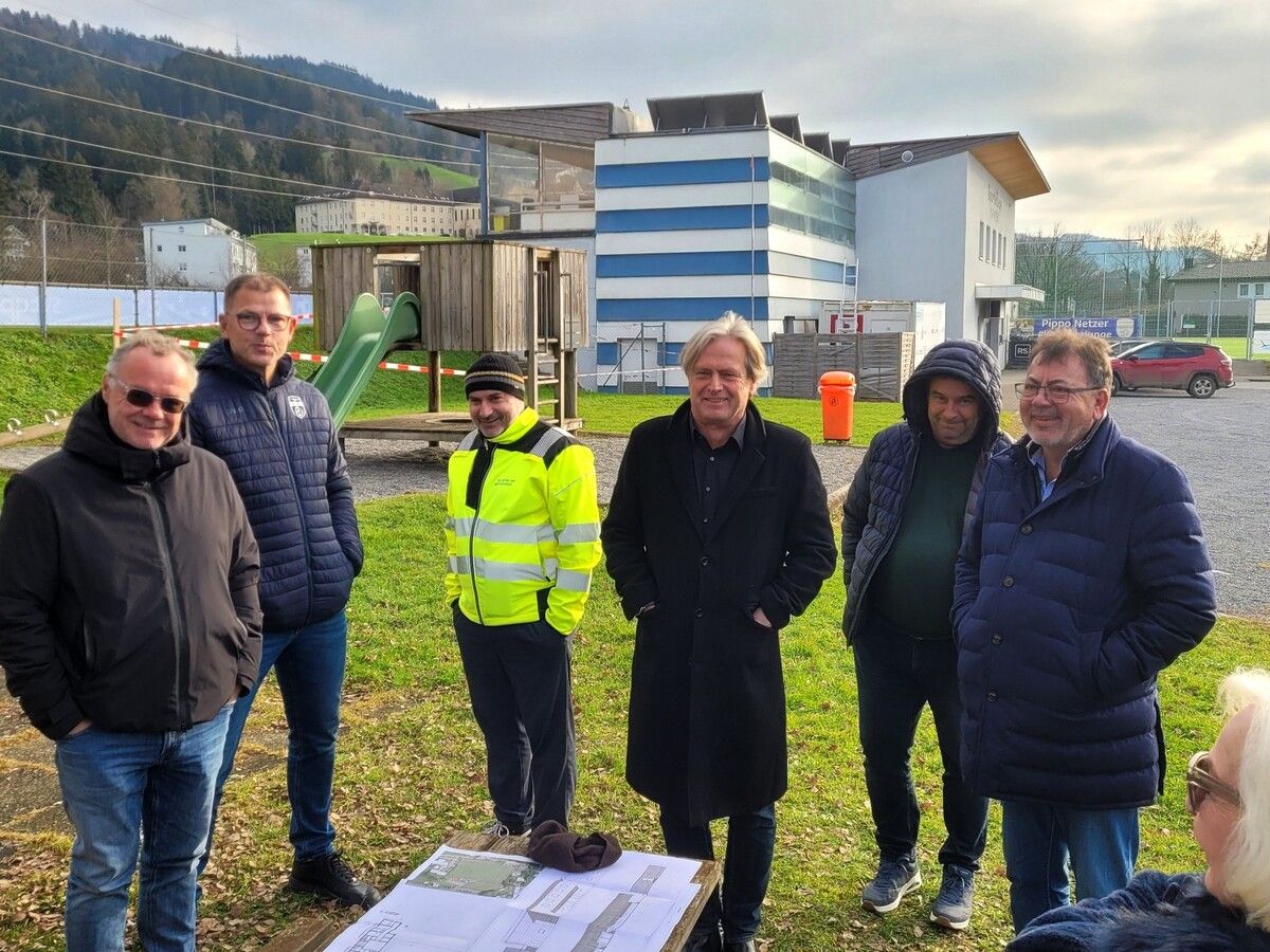 Bauverhandlung für den Erweiterungsbau im Stadion Hoferfeld – ein zweigeschossiger Zubau in Containerbauweise mit Holzverkleidung als dringend notwendiger Kabinentrakt.⇒BMS