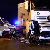 Kollision zwischen Lkw und Pritschenwagen