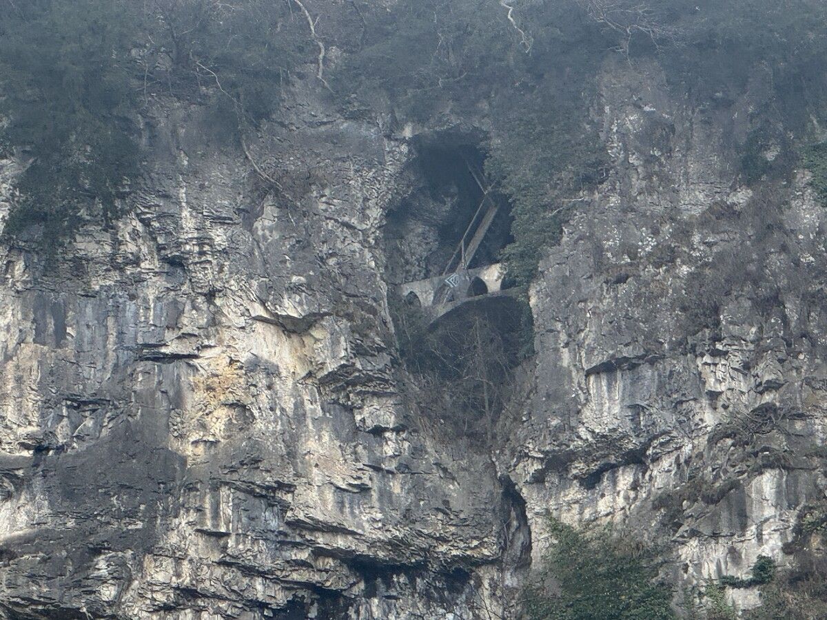 Bei diesem Bauwerk oberhalb der Felsformation handelt es sich um eine ehemalige Aussichtsplattform.