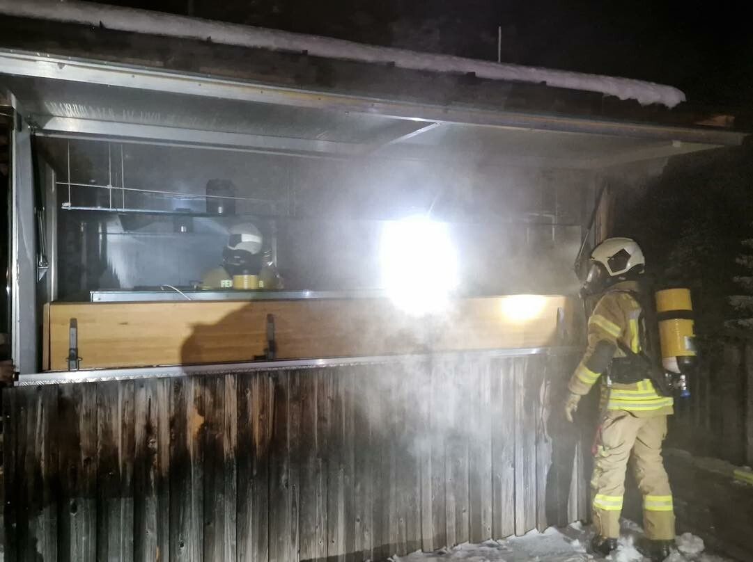 Beim Eintreffen der Feuerwehr war der Verkaufsstand stark verraucht.