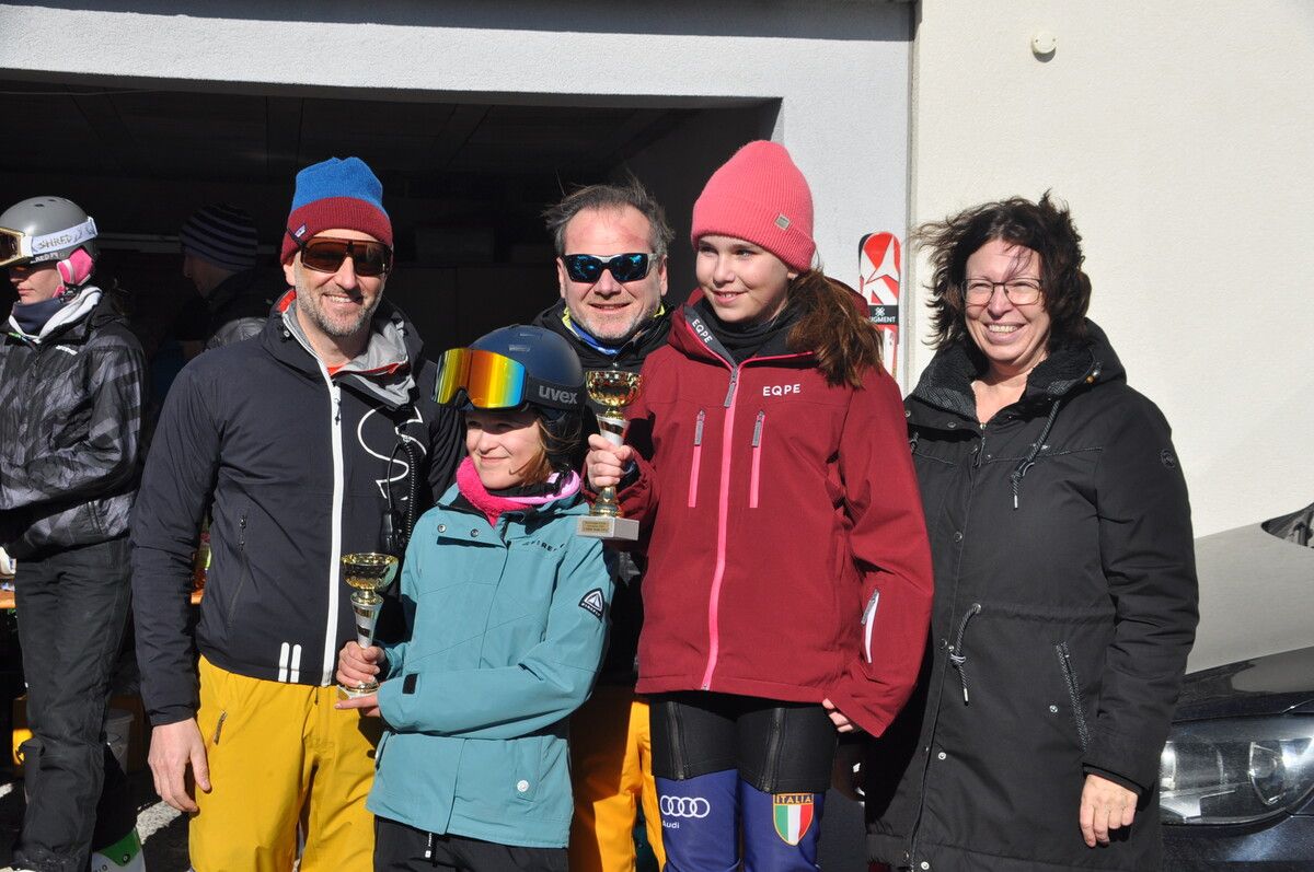 Beim Skirennen dabei (v. l.): Daniel Siegl, Sophia Stark, Bürgermeister Harald Witwer, Lea Wachter und Bürgermeisterin Alexandra Schalegg.⇒HAB