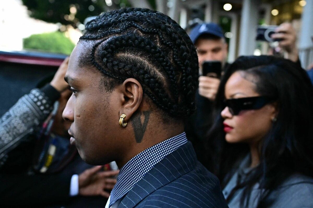 Beim Verlassen des Gerichts wurden Asap Rocky und Rihanna von Fotografen und Reportern umringt.⇒AFP