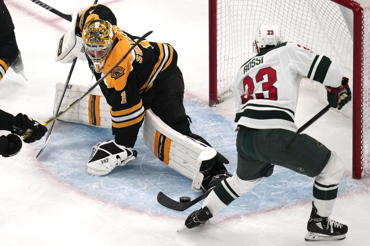 Boston-Goalie Jeremy Swayman kann den Schlenzer von Marco Rossi mit dem Beinschoner abwehren.⇒AP