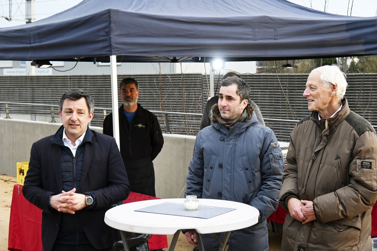 Bürgermeister Martin Staudinger, DI Mario Kalb (Tiefbau Hard) und Georg Klapper bei der Eröffnungsfeier. ⇒AJK