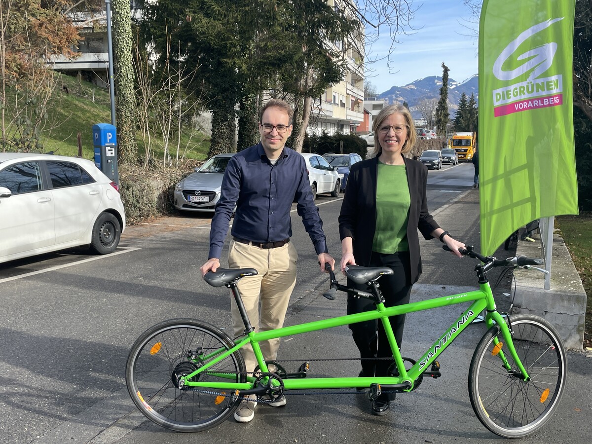 Bürgermeisterkandidat Clemens Rauch von „Feldkirch blüht” kam mit Unterstützung von Klimaschutzministerin Leonore Gewessler auf dem Tandem zum Pressegespräch.⇒VN/HARTMANN