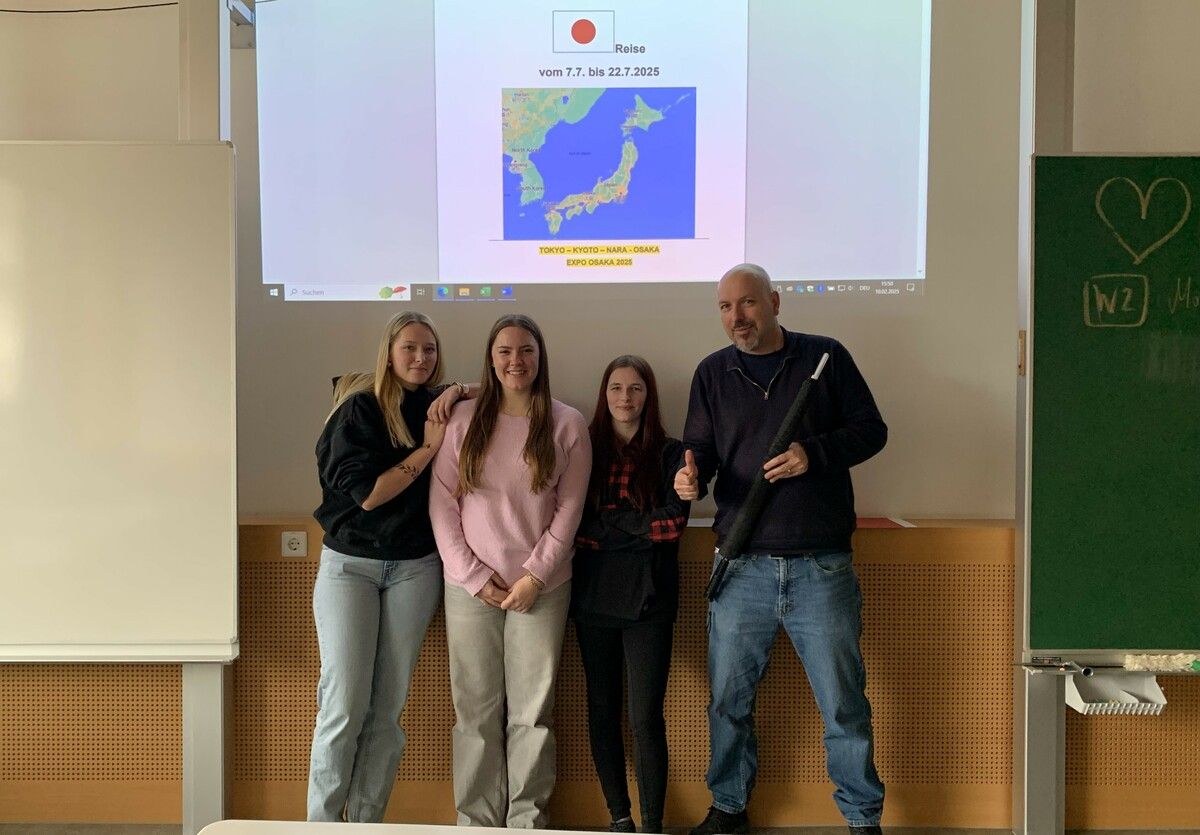 Christoph Rinderer mit den drei Schülerinnen Kaitleen Zaufl, Heidi Hammerer und Leonie Hämmerle, die an der Japan-Reise teilnehmen werden. ⇒Carmen Thurnher