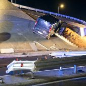 Mann springt nach Unfall von der Brücke