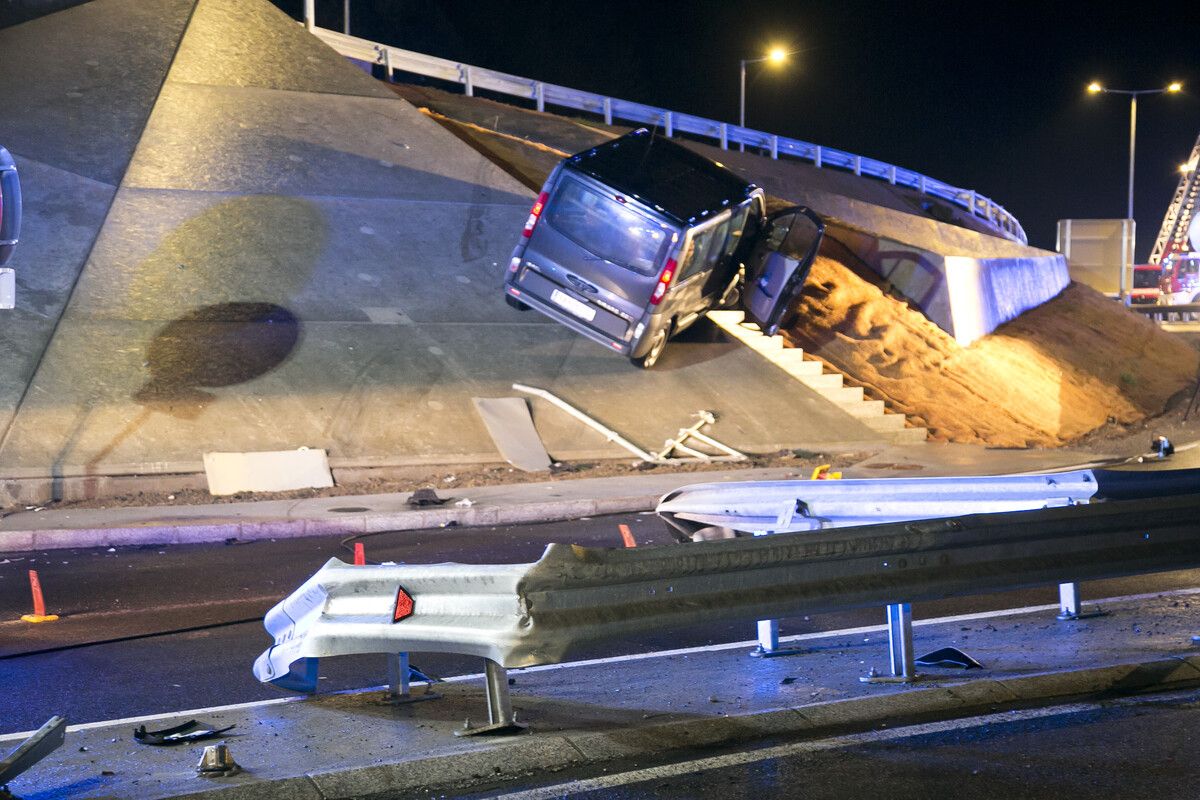 Das Auto landete auf der abgeschrägten, betonierten Böschung.⇒D. Mathis