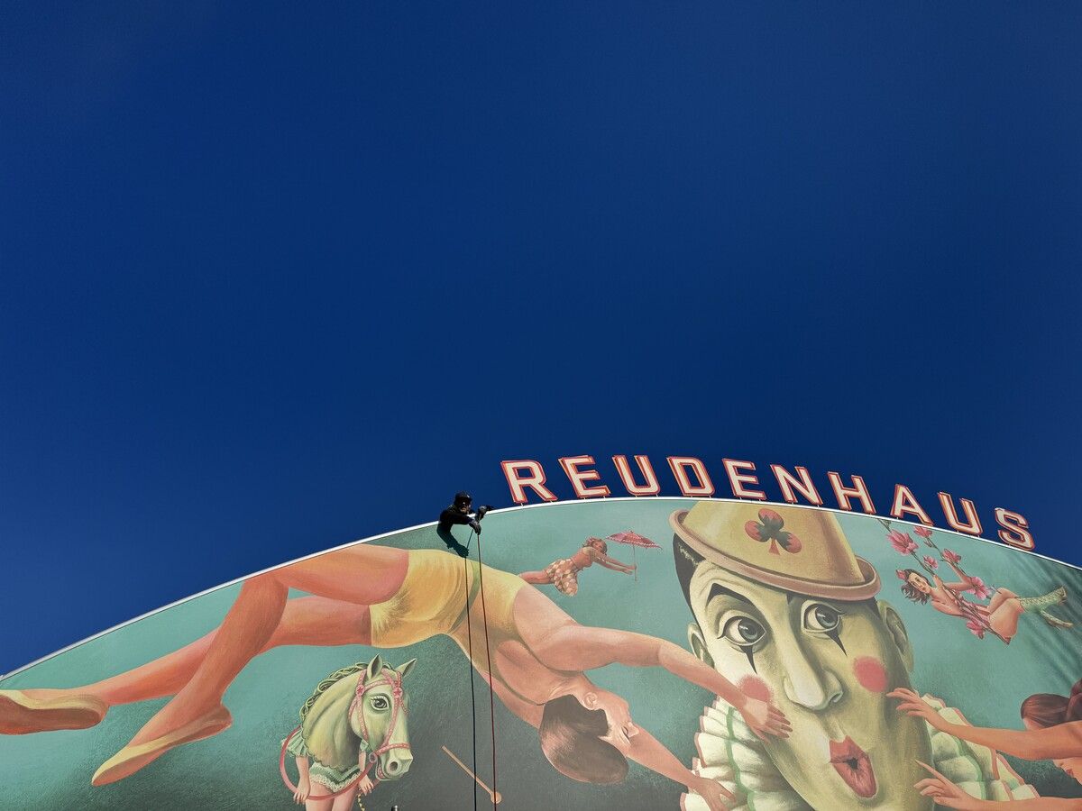 Das Freudenhaus wurde kürzlich abgebaut. Wo es wieder aufgebaut wird, steht in den Sternen. ⇒VLS